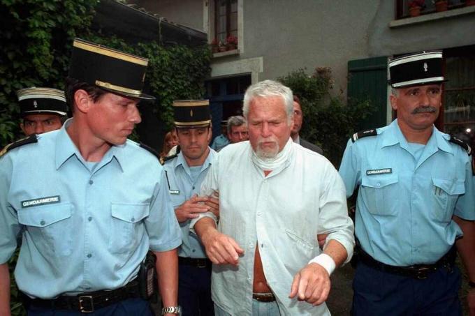 Ira Einhorn fördes till polisen klockan 20 efter det att hans utlämning meddelades.