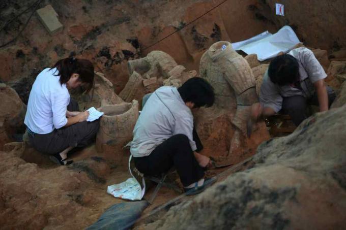 Arkeologer arbetar på utgrävningsplatsen i gropen nr 1 i Qin Shihuang Terracotta Warriors and Horses Museum i Lintong District i Xian, Shaanxi-provinsen, Kina. (Augusti 2009)