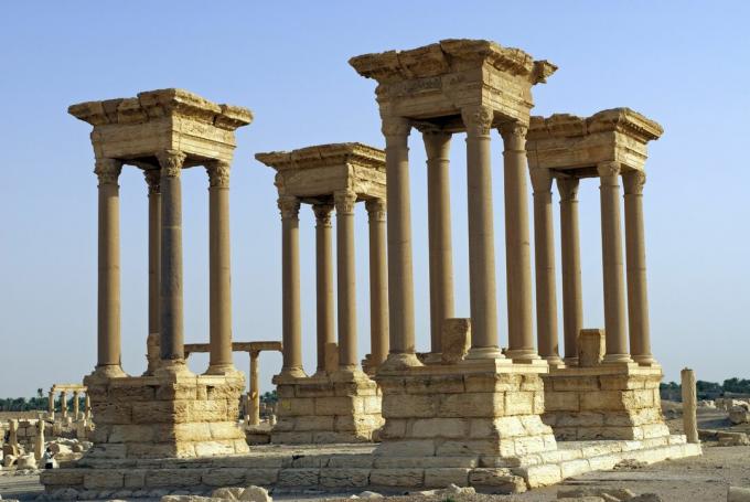 Ombyggda Tetrapylon på Cardo Maximus, Palmyra, Syrien