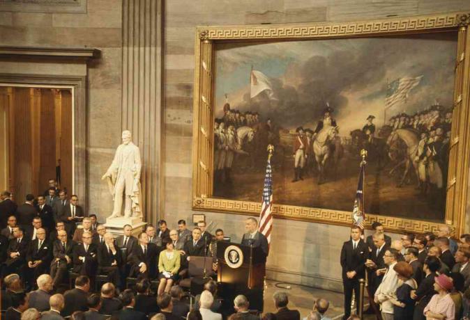 President Johnson före en John Trumbull-målning