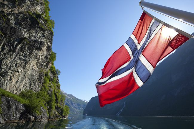 Norsk flagga på färjan i Geirangerfjorden, Norge