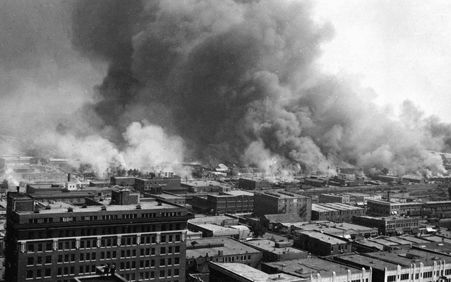 Förstörelse från 1921 års Tulsa rasmassaker.