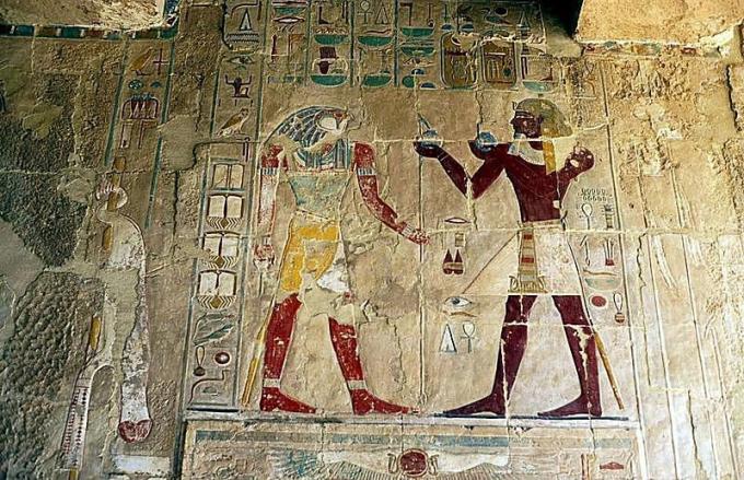 Farao Hatshepsut ger ett erbjudande till Horus.