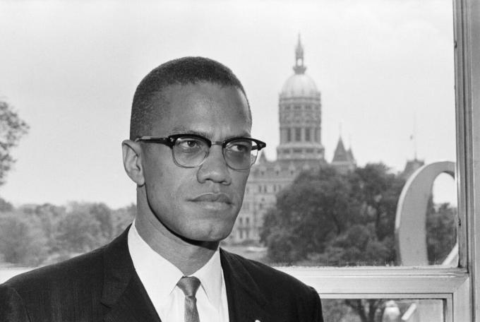 Malcolm X framför Connecticut Capitol Building