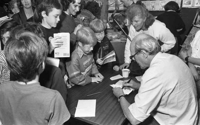 En mängd barn väntar på Dahls autograf