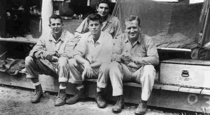 John F. Kennedy med andra besättningsmedlemmar