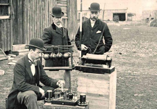 Gammalt fotografi av brittiska postkontorsingenjörer som inspekterar Marconis radioutrustning under en demonstration på Flat Holm Island, 13 maj 1897