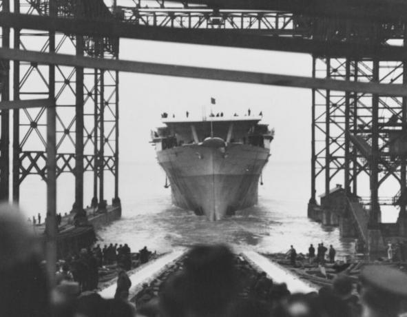 Hull of USS Ranger glider ner vägarna in i kriget.