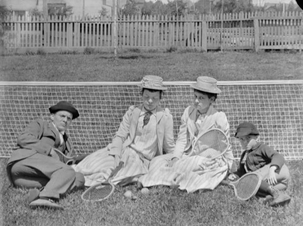 Familjen vilar efter en tennismatch, ca. 1900.