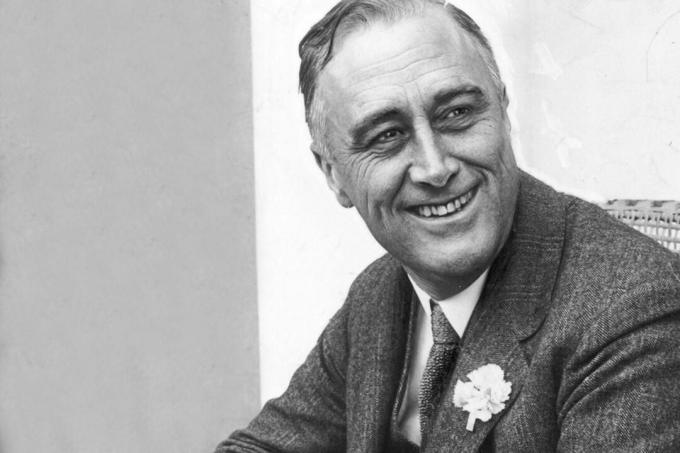 1928: Den amerikanska statsmannen Franklin Delano Roosevelt (1882 - 1945) ler när han hörde att han ledde tävlingen för guvernör i staten New York den 1 juni 1928.