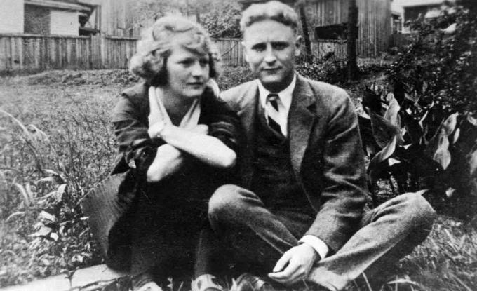 Zelda och F. Scott Fitzgerald sitter i deras trädgård