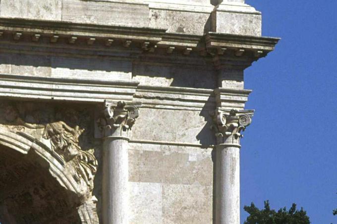 Detalj av marmorkomposithuvudstäder på engagerade sammansatta kolumner, rekonstruerade på en forntida romersk triumfbåge