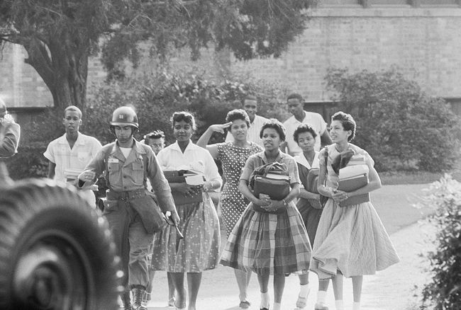 Little Rock Nio svarta elever lämnar Little Rock, Arkansas Central High School efter att ha avslutat ännu en skoldag.