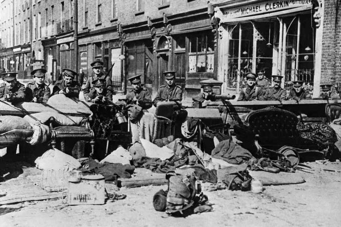 foto av brittiska trupper under 1916 Easter Rising i Dublin