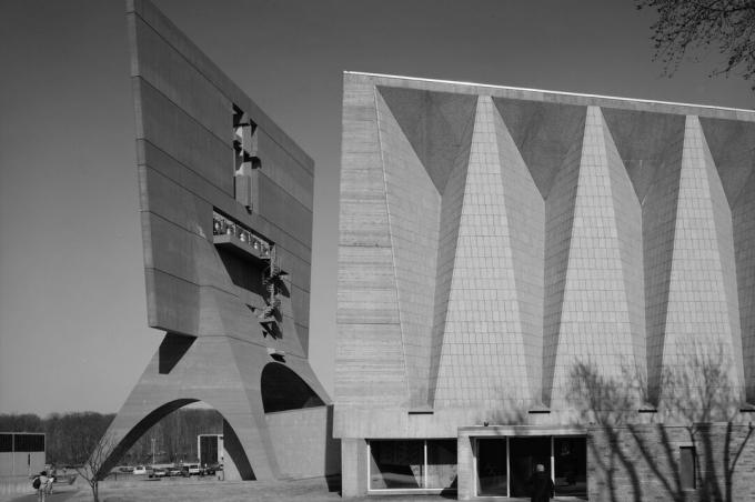 Svartvita höjdfoto av St. John's University Abbey designat av Marcel Breuer