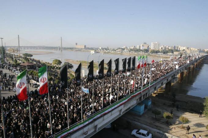 Iranier marscherar på Ahvaz gator