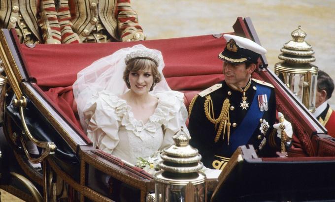 Prinsessan Diana och prins Charles sitter tillsammans i en vagn efter deras bröllop.