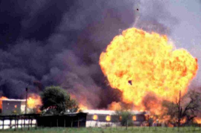 Waco Standoff slutar i explosion