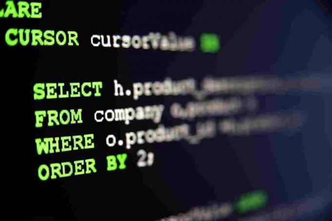 SQL-kod på svart bakgrund.