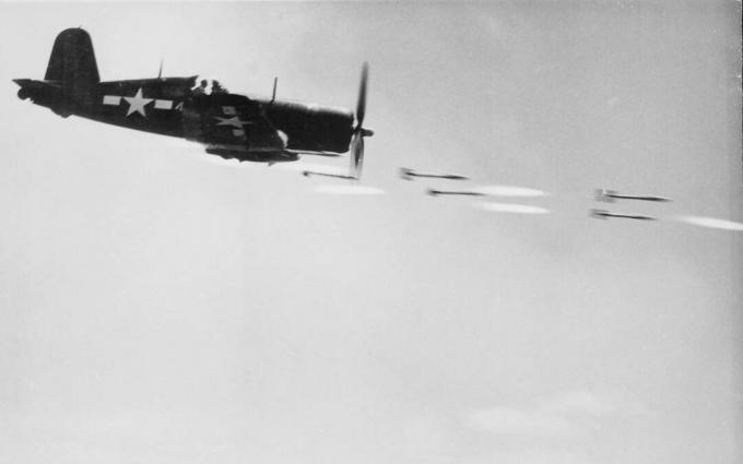 F4U Corsair fighter skjuter raketer under slaget vid Okinawa.