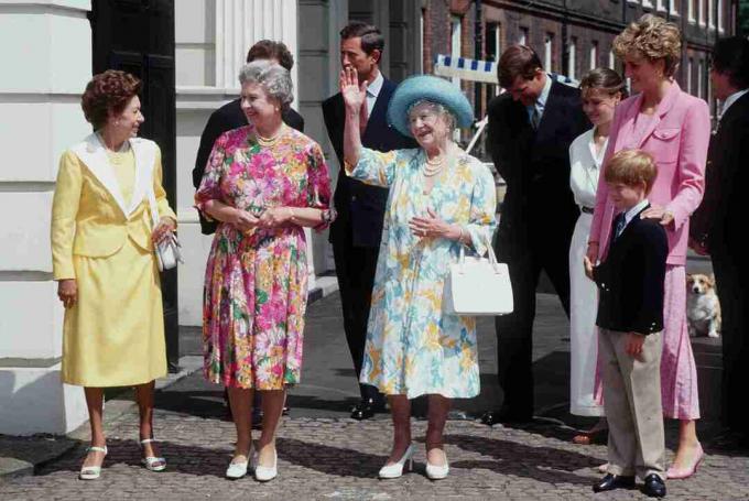 Drottning Elizabeth drottningmamma 1992, tillsammans med prinsessan Margaret, drottning Elizabeth ll, Diana, prinsessan av Wales och prins Harry