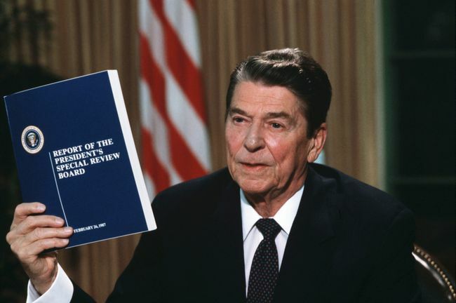 President Ronald Reagan håller en kopia av Tower Commission-rapporten om Iran-Contra-skandalen