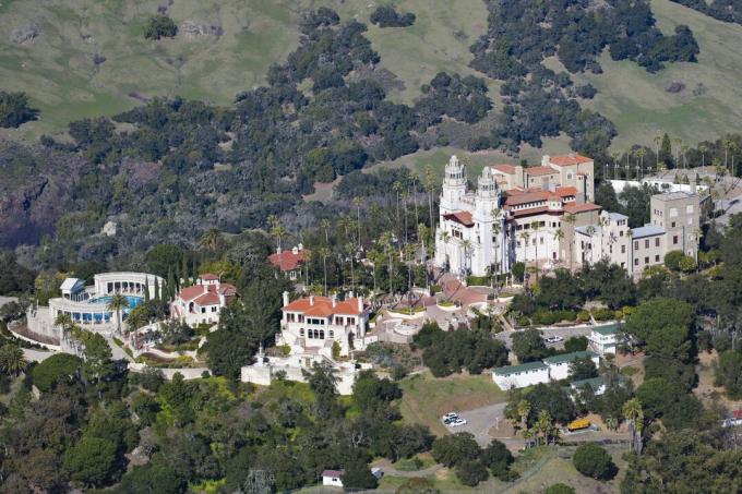 Flygfoto Hearst Castle, San Simeon, en slott på en kulle i San Luis Obispo, Kalifornien