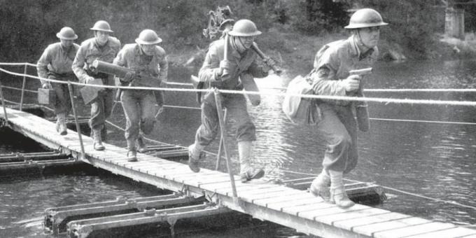 Amerikanska soldater som korsar en liten pontonbro.