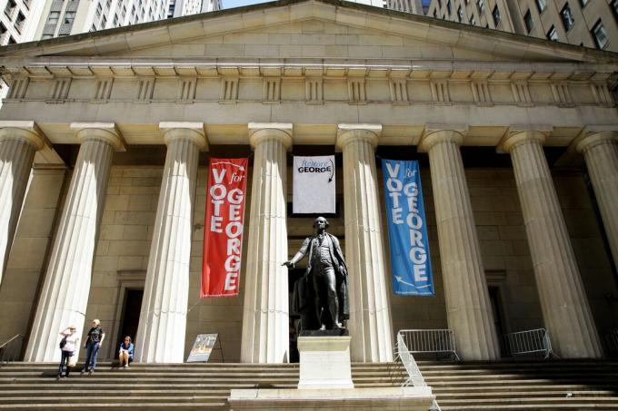 George Washington skulptur på trappan till Federal Hall på nedre Manhattan