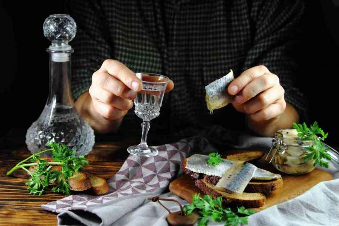 Rysk måltid av inlagd sill och vodka