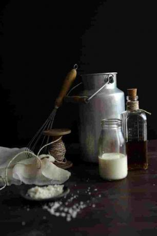 Vinäger blandad med mjölk används för att göra hemlagad ricottaost samt kärnmjölk.