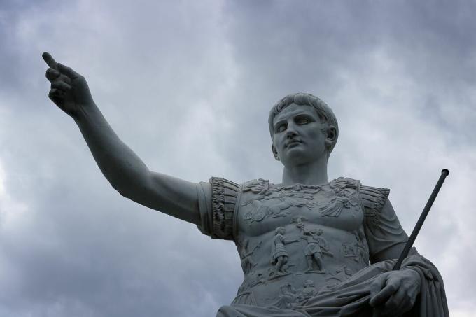 Staty av Julius Caesar mot en stormig himmel.