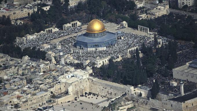 Flyg- sikt av fredagsbön, tempelmontering, kupolen av vagga, Jerusalem, Israel