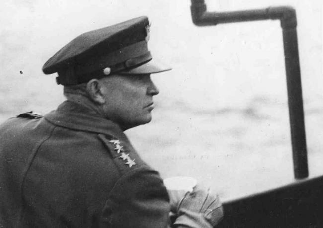 General Dwight D Eisenhower (1890 - 1969), högsta befälhavare för de allierade styrkorna, bevakar Allierade landningsoperationer från däck av ett krigsfartyg i den engelska kanalen under andra världskriget, juni 1944. Eisenhower valdes senare till USA: s 34: e president