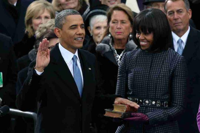 Barack Obama med sin hand på biblar som svärs in bredvid sin fru för sin andra mandatperiod.