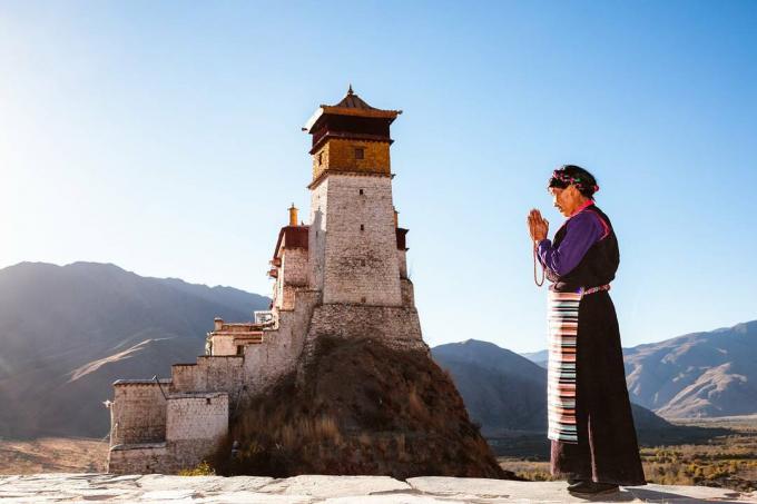 Gammal tibetansk kvinna i traditionell klänning, Tibet