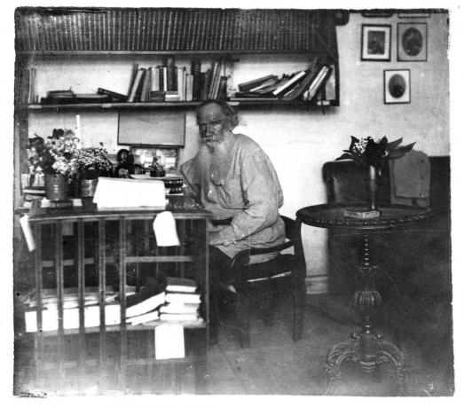 Tolstoj vid sitt skrivbord