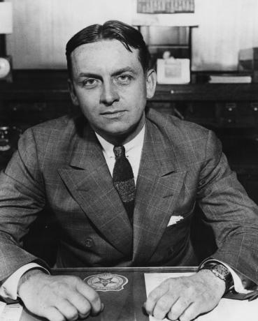 FBI-agent Eliot Ness Sitt vid skrivbord, c. 1930.