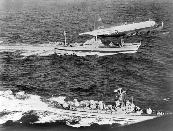 Det sovjetiska fraktfartyget Anosov, bak, eskorteras av ett marinplan och jagaren USS Barry, medan det lämnar Kuba under Kubakrisen 1962.