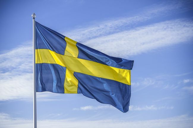 Svenska nationsflaggan i solljus