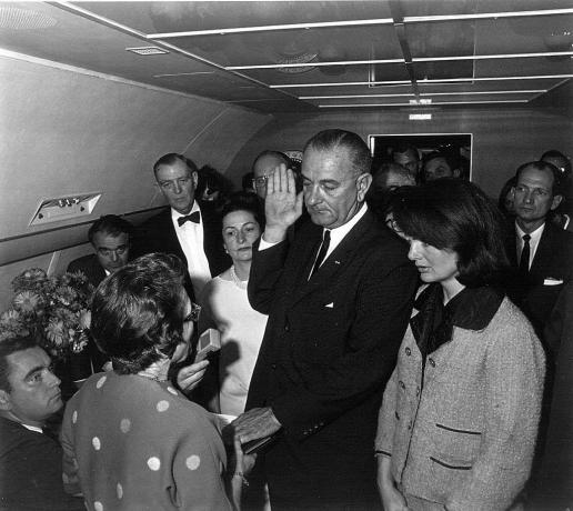 Lyndon B. Johnson besvaras på Air Force One