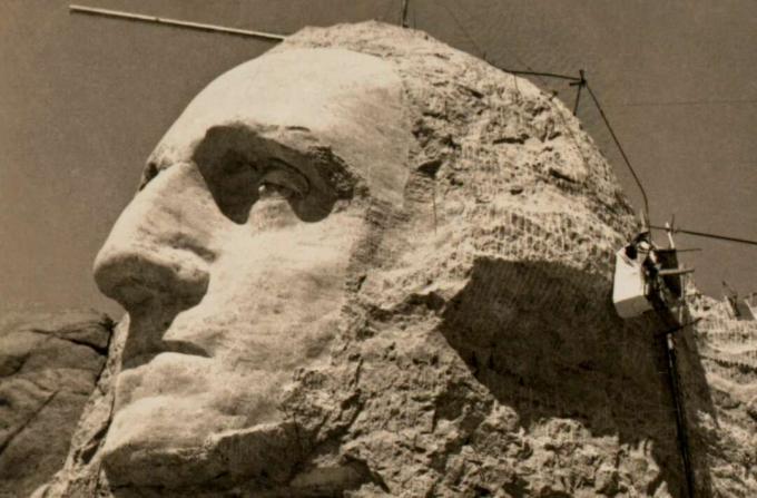 Washingtons ansikte under uppbyggnad vid Mt. Rushmore