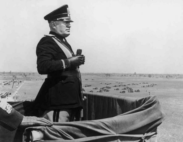 Den italienska diktatorn Benito Mussolini (1883 - 1945) undersöker den nya flygplatsen i Caselle under ett besök i Turin den 16 maj 1939
