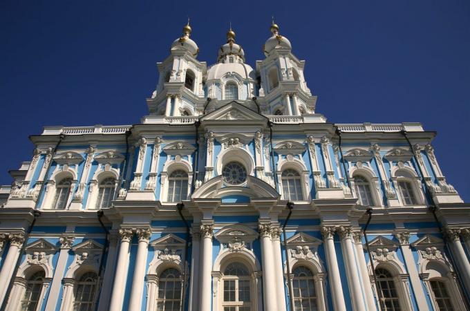 Smolny domkyrka med dess ljusblå och vita färger i St Petersburg, Ryssland