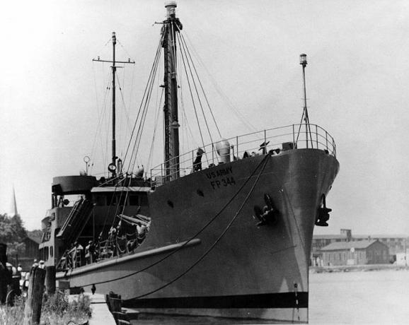 FP-344 dockade med män som arbetar på däck.