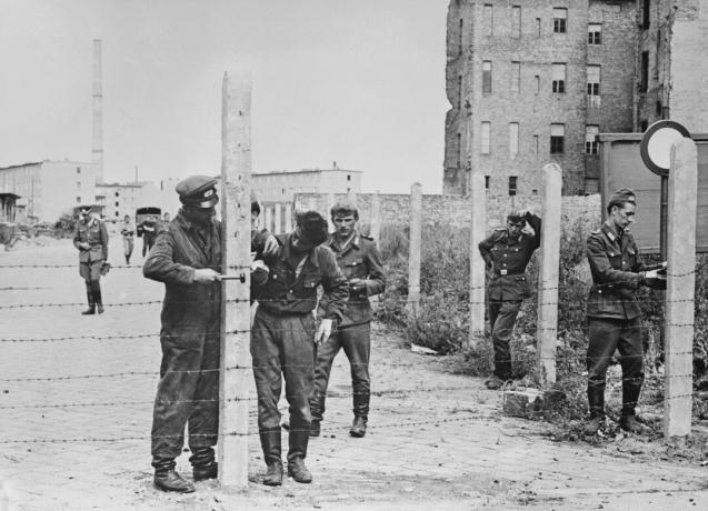 Soldater som uppförde taggtrådstaket som förberedelse för Berlinmuren den 14 augusti 1961.