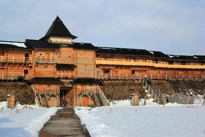 Rekonstruerat Kievan Rus fort, på temaparken Kievan Rus nära Kyiv, Ukraina.