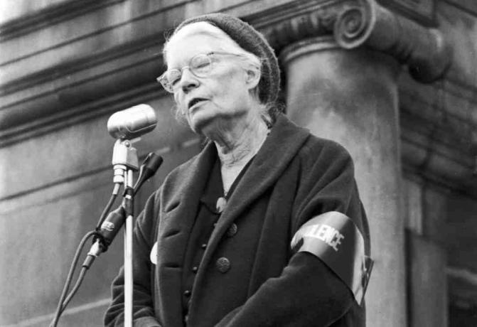 Fotografi av Dorothy Day och ett antikrigsrally.