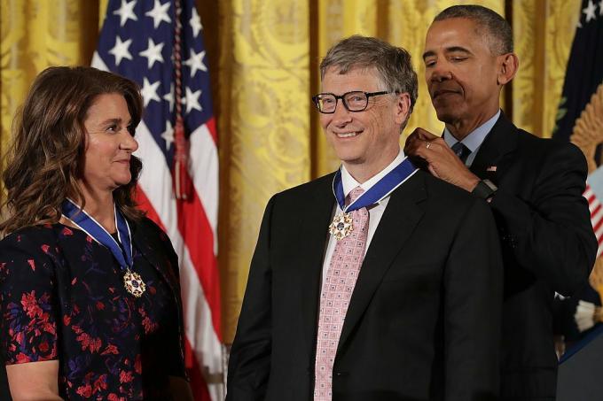 U.S. President Barack Obama (R) utdelar presidentens medalj för frihet till Microsofts grundare Bill Gates (C) och hans fru Melinda Gates (L)