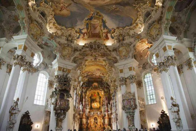 Rokokoinredning i den enkla bayerska landskyrkan, Wieskirche